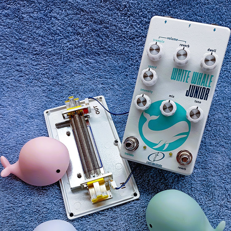 White Whale JR is an all analog, real spring reverb and tremolo pedal